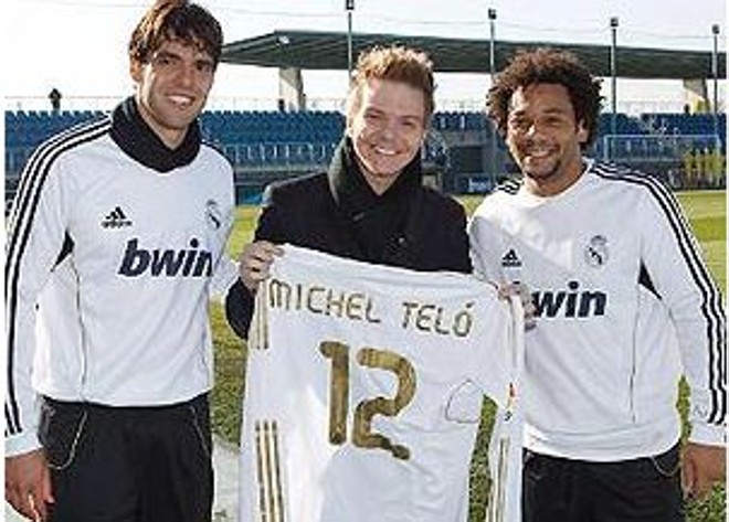 Michel Teló com a camisa do Real Madrid entregue por Kaká e Marcelo |