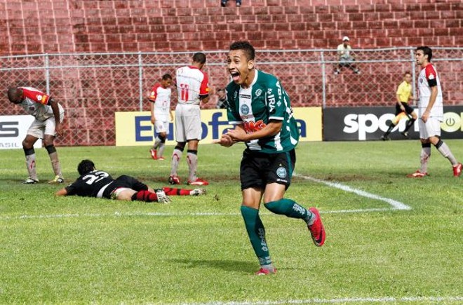 Rivais seguem na Copinha- Gustavo e Denner marcaram os gols que classificaram o Coritiba para a semifinal da Copa São Paulo. Em jogo truncado, a equipe sub-18 do Coxa fez 2 a 0 no Vitória (BA) no Nicolau Alayon, em São Paulo. Com o resultado, o Coxa encara amanhã, às 10 horas, o Fluminense, que bateu o Desportivo Brasil por 4 a 2. Antes, porém, poderá acompanhar o rival em campo. Hoje é a vez de o Atlético tentar manter o embalo contra o Corinthians, às 16 horas. O duelo, porém, já vale vaga na decisão |