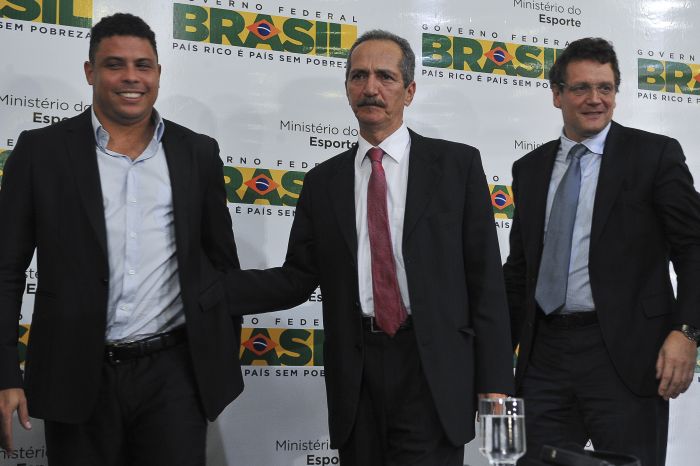 O conselheiro do COL, Ronaldo Nazário, o ministro do Esporte, Aldo Rebelo, e o secretário-geral da Fifa, Jérôme Valcke, nesta segunda-feira em Brasília. | Valter Campanato/ABr