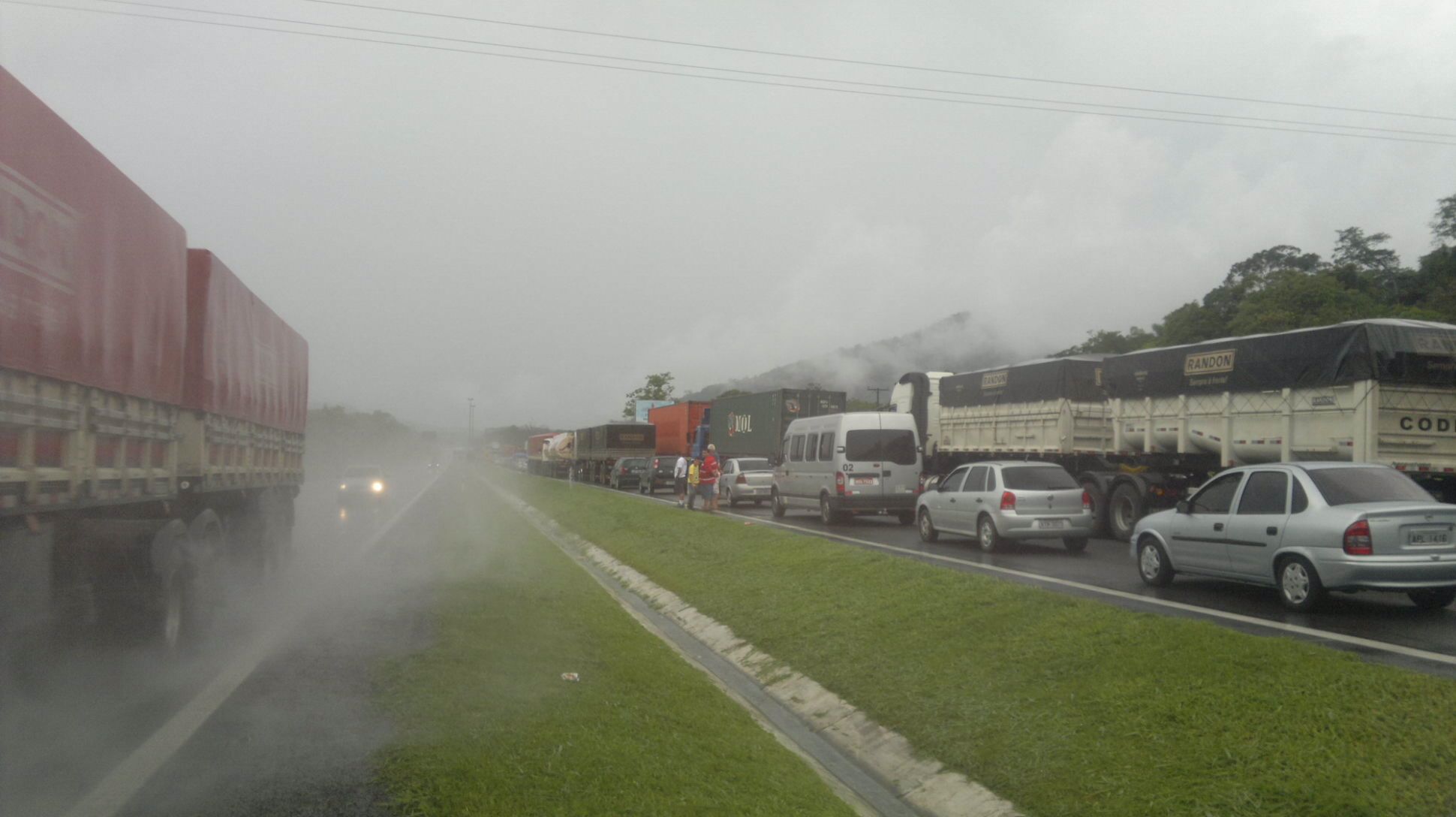 Fila formada na BR-277 causada por cinco caminhões que transportam peças gigantes | Oswaldo Eustáquio / Gazeta do Povo