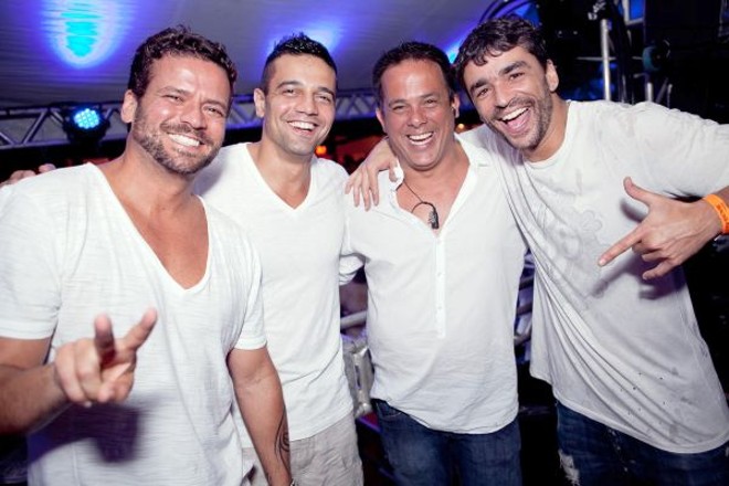 O trio paranaense de música eletrônica Life is a Loop foi a atração principal da festa Réveillon Privilège, na badalada Praia de Geribá, em Búzios (RJ). Na foto, Rodrigo Paciornik, Fabrício Peçanha e Leozinho Arlant ladeiam Octávio Fagundes, um dos sócios da rede Privilège |