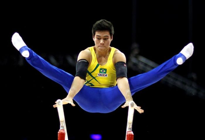Sérgio Sassaki executa prova nas barras paralelas no torneio em Londres: Brasil não terá equipe masculina na Olimpíada | EFE