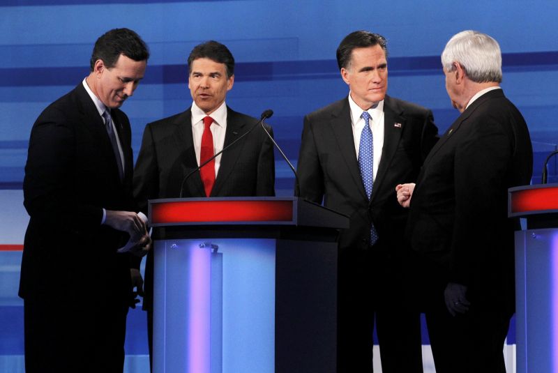 Candidatos presidenciais republicanos (da esquerda para a direita) Rick Santorum, Rick Perry, Mitt Romney e Newt Gingrich conversam após debate entre eles na Carolina do Sul, nos EUA | REUTERS/Jason Reed