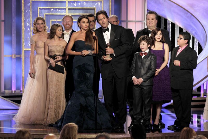 O elenco da série Modern Family recebe mais uma vez o prêmio de melhor comédia da tevê americana, na premiação do Globo de Ouro 2012 | REUTERS/Paul Drinkwater/NBC/Handout