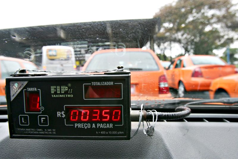 Urbs recebeu denúnica de que táxis da capital estão usando equipamentos que elevam o real valor da corrida | Daniel Castellano/Gazeta do Povo