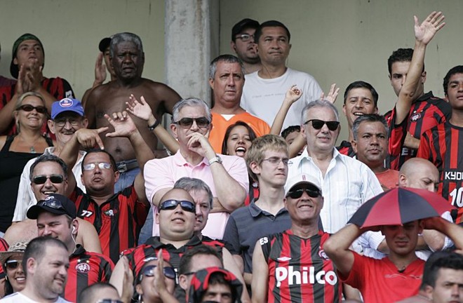O presidente do Atlético, Mario Celso Petraglia, assistiu à vitória do time no meio da torcida, no Caranguejão |