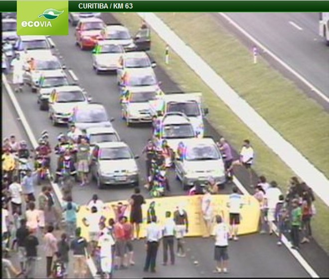 Por volta das 17h40, manifestantes bloquearam o quilômetro 63 da BR-277, por cerca de 30 minutos |