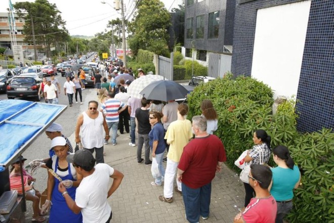 Durante a manhã, fila chegou a ter cerca de 2,5 quilômetros, mas à tarde situação acalmou |