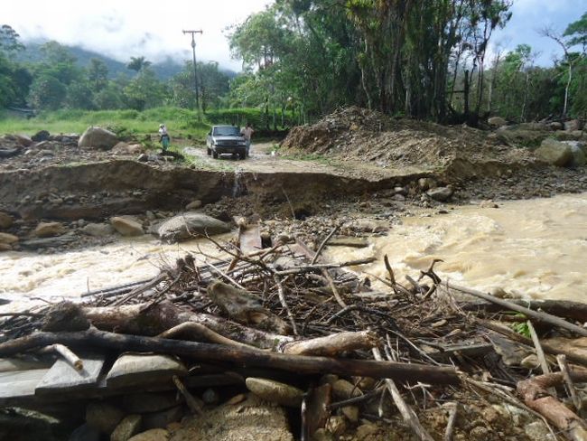 Uma das pontes temporárias que vieram abaixo passava sobre o Rio Jacareí. Quedas deixaram 7 famílias isoladas | Divulgação