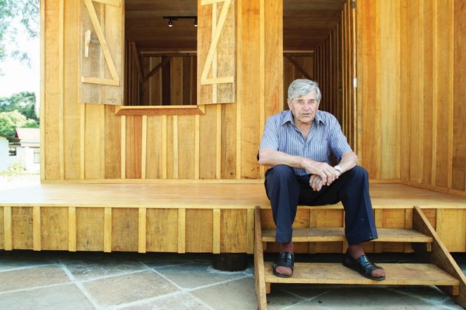 Pioneiro de Entre Rios, Thomas Leh, de 82 anos, à frente de uma réplica das muitas casas que ajudou a levantar | Fotos: José Teixeira/Gazeta do Povo