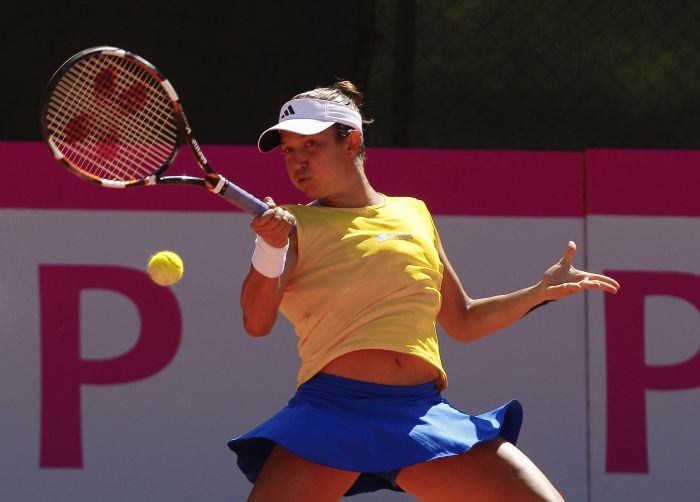 A paulista Vivian Segnini passou facilmente pela paraguaia Montserrat Gonzalez no primeiro jogo do dia da Fed Cup | Daniel Castellano/Gazeta do Povo