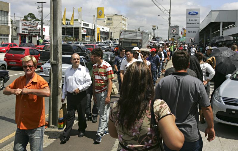 Recadastramento eleitoral: na véspera do prazo final para os curitibanos regularizarem o título do TRE, a fila avançou muitos quarteirões | Priscila Forone/Gazeta do Povo