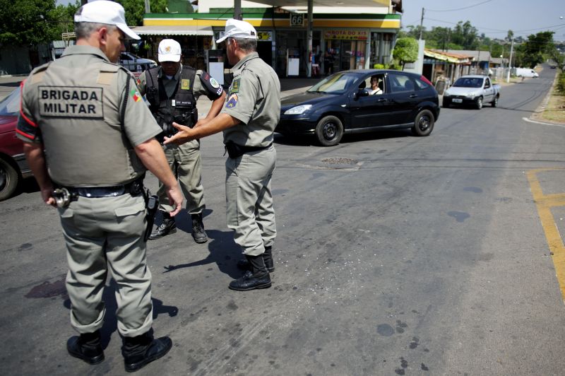 Policiais observam o local onde o sargento da Brigada Militar gaúcha Ariel da Silva foi morto por integrantes do Grupo Tigre, do Paraná, no dia 21 de dezembro do ano passado, em Gravataí (RS), quando investigavam o sequestro do agricultor Lírio Persch | Marcelo Oliveira/Ag. RBS