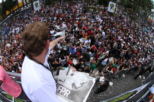 Às 14h foi feita a distribuição de edição extra da Gazeta do Povo, com a lista dos aprovados no concurso | Daniel Castellano/Gazeta do Povo