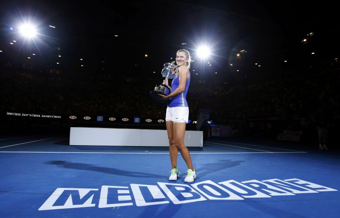 Victoria Azarenka posa com o troféu do Aberto da Austrália de 2012, seu primeiro Grand Slam conquistado na carreira. | Tim Wimborne/Reuters