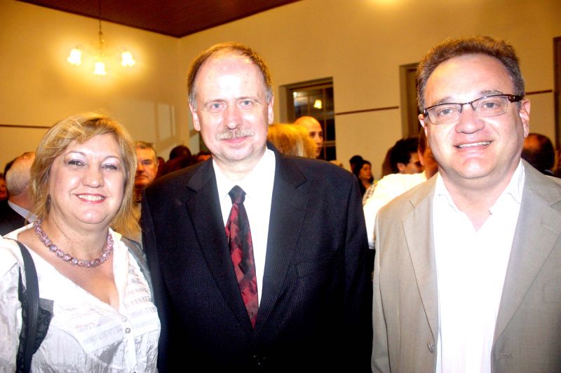 Na posse do novo cônsul- geral da Polônia, segunda-feira, na Sociedade Polono-Brasileira Tadeu Kosciuszko, a diretora da Cinemateca de Curitiba, Solange Stecz, e o diretor do Museu da Imagem e do Som, Fernando Severo (à dir.), ladeiam o novo cônsul, Marek Makowski, que substitui Dorota Barys, retornando ao cargo que já havia ocupado no início dos anos 90 | Osvaldo Tiomkim