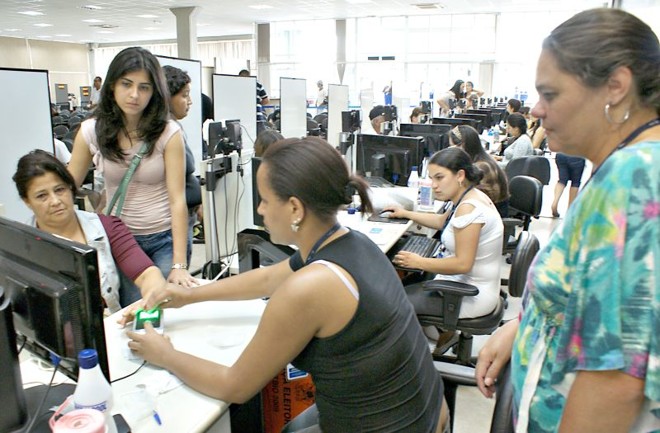 Atendimento no TRE: para quem agenda o recadastramento pela intenet, a espera tem sido de apenas 10 minutos | Marco André Lima/Gazeta do Povo