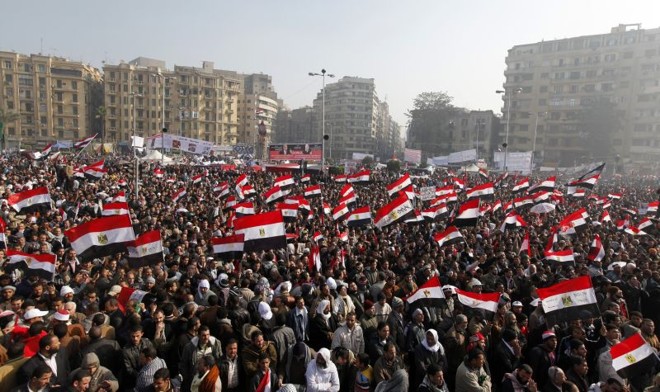 Milhares de islamitas, liberais, esquerdistas e cidadãos comuns tomaram conta da Praça Tahrir, epicentro dos protestos, agitando bandeiras e exibindo cartazes | REUTERS/Mohamed Abd El-Ghany