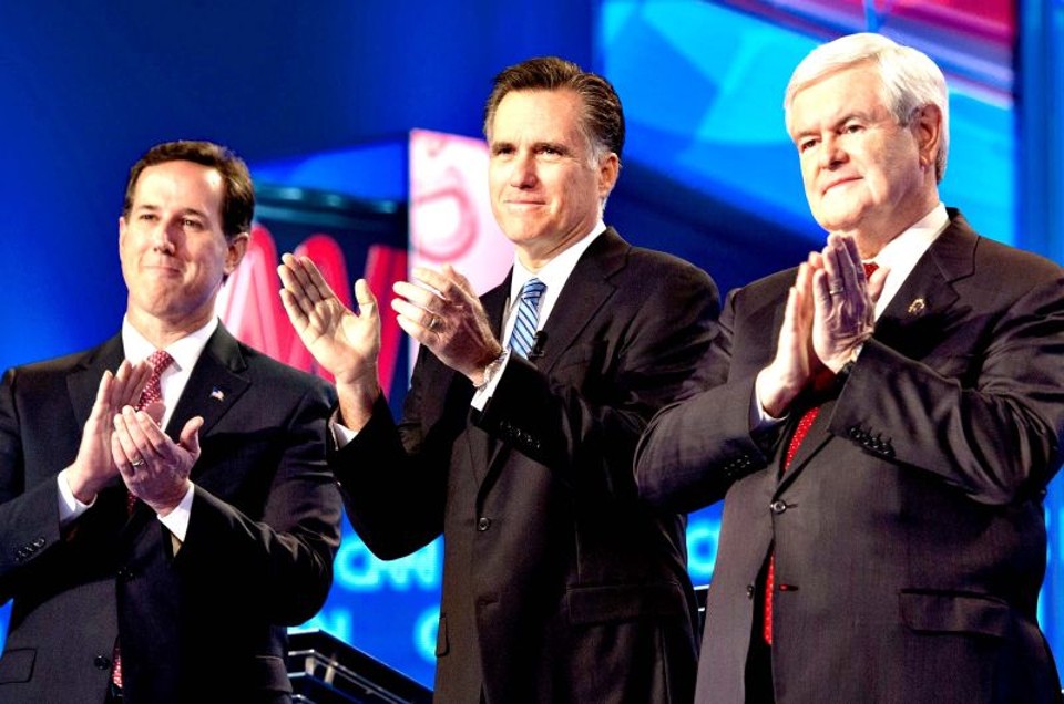 Gingrich ultrapassa Romney e está em 1.º, afirma pesquisa Santorum, Romney e Gingrich durante o debate da CNN | Paul J. Richards/AFP
