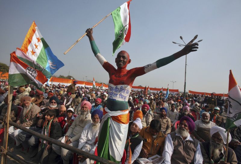 Multidão acompanha as eleições na Índia | REUTERS/Ajay Verma