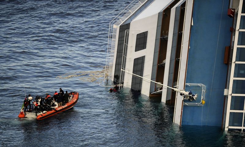 Na terça-feira, membros da equipe de resgate usaram explosivos para chegar às cabines de luxo, aos bares e spas, reduzindo assim a esperança de encontrar alguém vivo | AFP PHOTO / FILIPPO MONTEFORTE