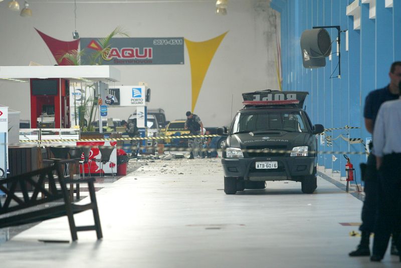 O caixa que foi explodido ficava dentro do Auto Shopping Curitiba. Duas pessoas ficaram feridas | Anderson Tozato/Tribuna do Paraná