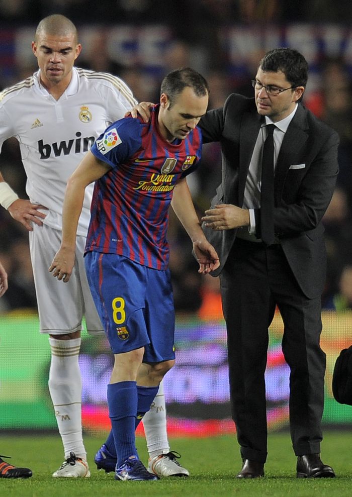 Iniesta sentiu a coxa ainda no primeiro tempo do último clássico com o Real Madrid | Lluis Gene / AFP