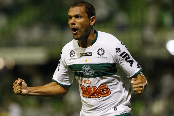 Depois de perder pênalti, Marcel vibra com gol de cabeça | Marcelo Elias/ Gazeta do Povo
