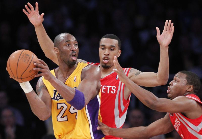 Kobe Bryant comandou a vitória dos Lakers sobre o Houston Rockets | Reuters