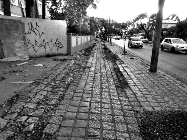 Avenida Vicente Machado, a calçada em frente ao Colégio Julia Wanderley destruída por um caminhão de obras | Acervo histórico CD