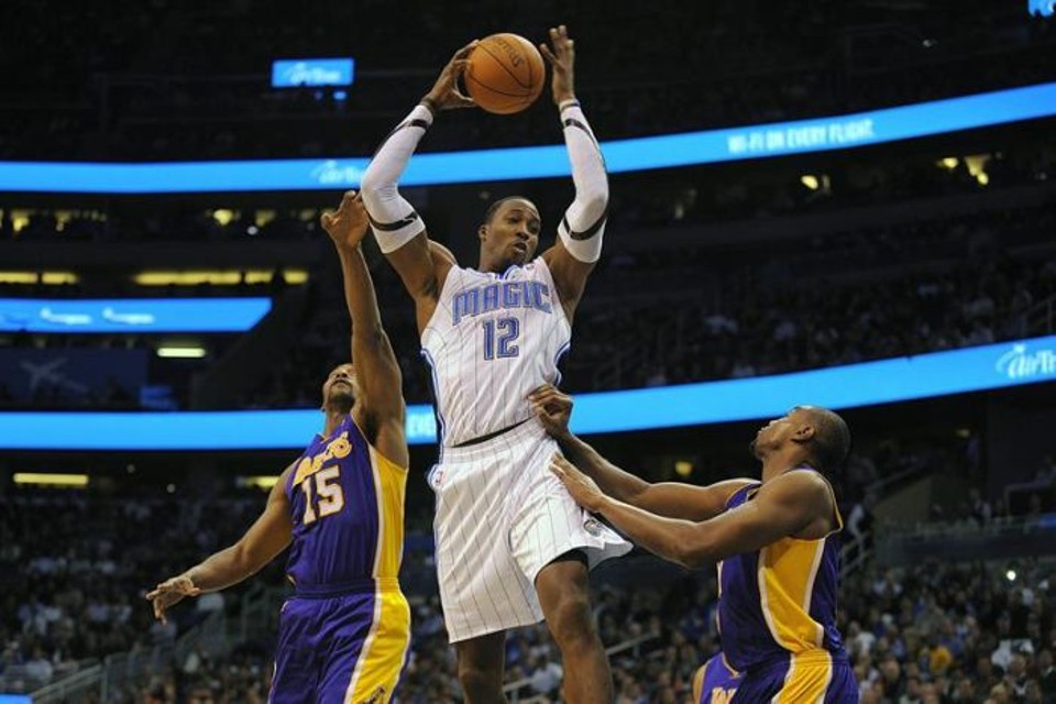Howard brilha em vitória do Orlando sobre o Lakers Dwight Howard marcou 21 pontos na vitória do Orlando Magics sobre o Los Angeles Lakers | Brian Blanco / EFE