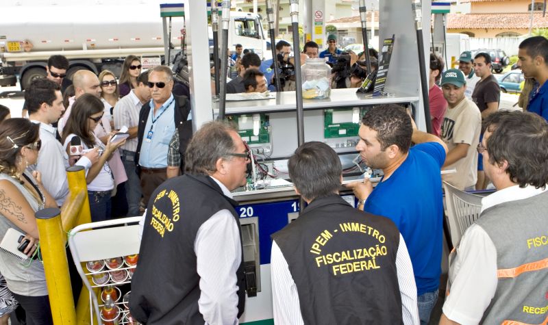 Fiscais do Ipem-PR e policiais fiscalizaram ontem dois estabelecimentos atendidos pela empresa Power Bombas: dificuldade para flagrar a fraude eletrônica | Reprodução/ÓTV