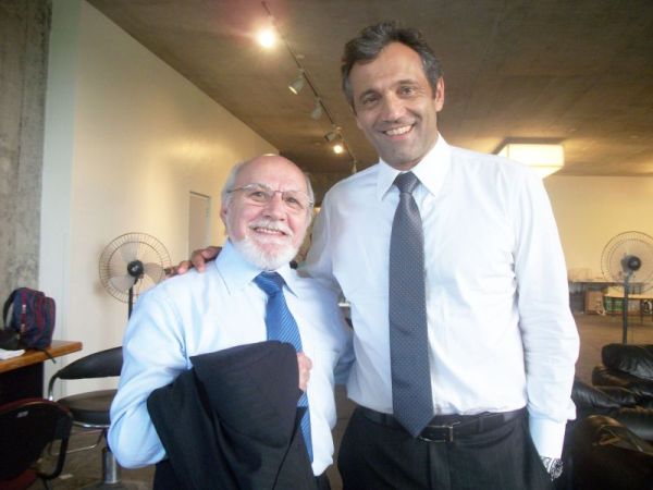 O ator paranaense Emílio Pitta (à esq.) com seu colega Domingos Montagner, protagonista de O Brado Retumbante, nova microssérie da Globo, que estreia no próximo dia 17 na RPC TV. Pitta interpreta o ministro da Saúde Samuel Levy do governo do presidente Paulo Ventura, personagem de Montagner |