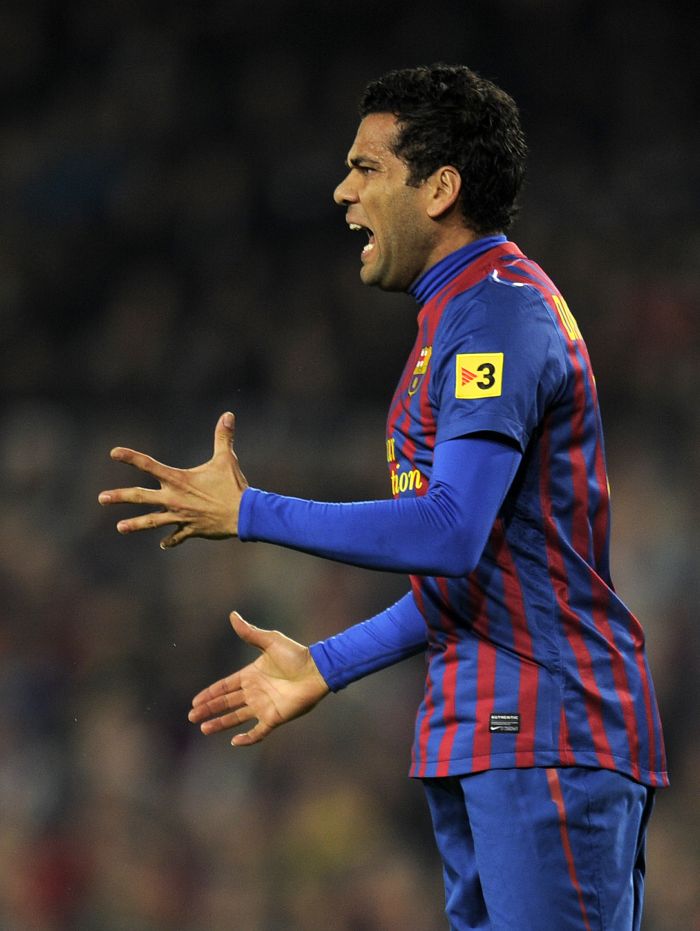 Daniel Alves foi eleito o melhor lateral direito da Europa, pela Uefa, após também o prêmio de melhor da posição da Fifa | Lluis Gene / AFP