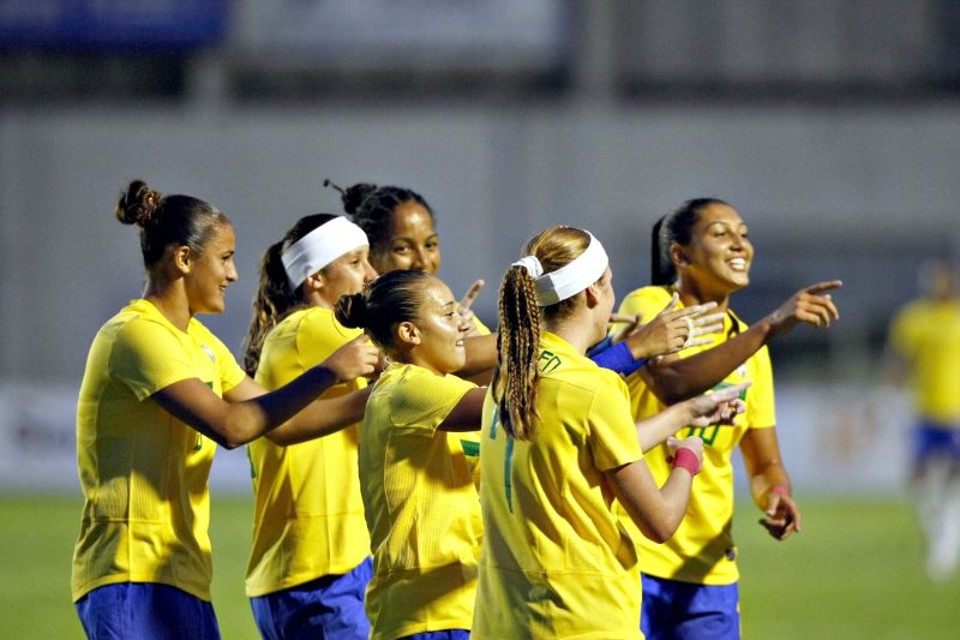 Favorito, Brasil estreia com vitória e em clima de amistoso Jogadoras da seleção brasileira comemoram juntas um dos dois gols marcados pela atacante Thaizinha no triunfo de ontem sobre o Paraguai | Marcelo Elias/ Gazeta do Povo