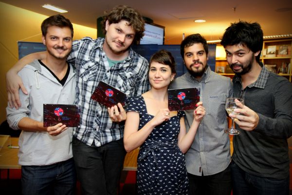 A curitibana A Banda Mais Bonita da Cidade fez uma sessão de autógrafos e de fotos na última quinta-feira na Livraria Cultura do Shopping Curitiba. O grupo, criado em 2009, ficou conhecido nacional e internacionalmente após divulgar pela internet o vídeo da música Oração, que já teve mais de 9 milhões de acessos | Patrícia Lion