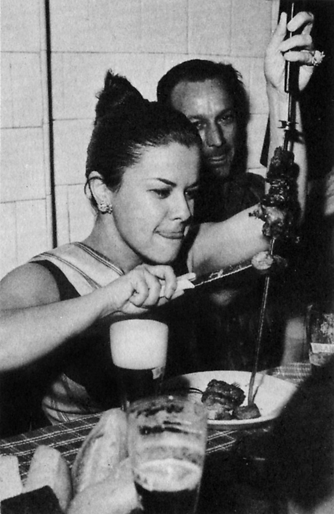 Elis e o pai, seu Romeu Costa, em um churrasco para comemorar o sucesso no Festival da MPB de 1965 da TV Excelsior |