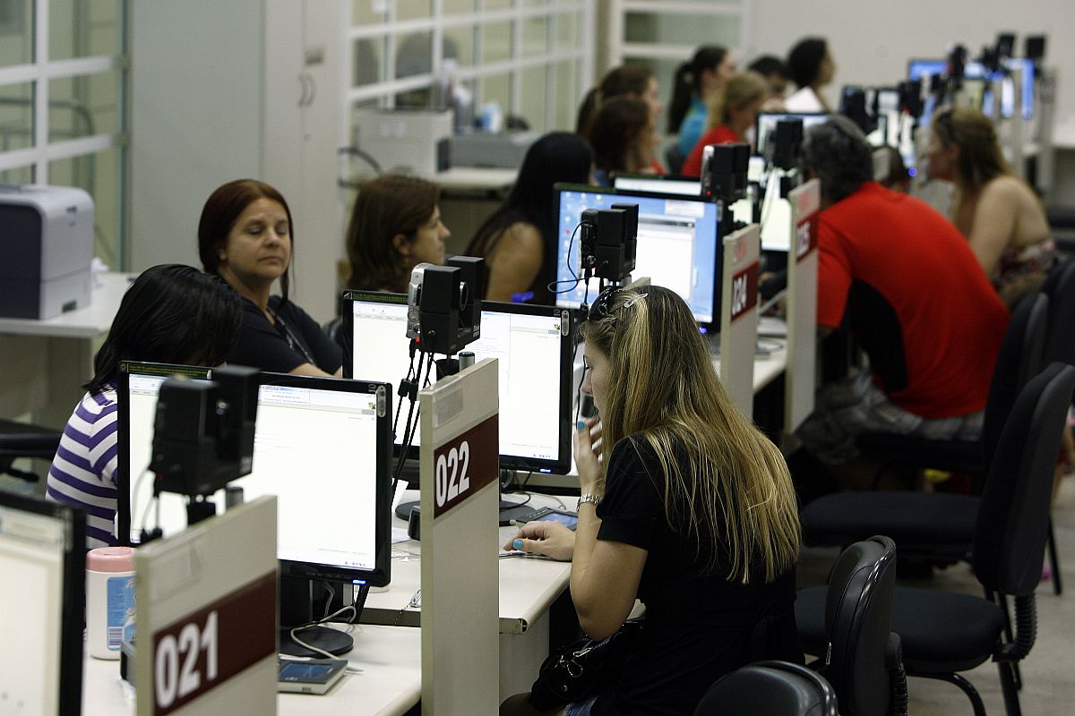 Eleitor precisa esperar cerca de 2h30 nesta quarta-feira para recadastrar o Título Eleitoral na Central do Eleitor | Hugo Harada/Arquivo Gazeta do Povo