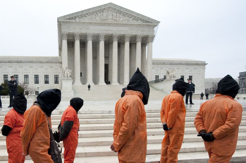 Em frente à Casa Branca, manifestantes vestiram-se como prisioneiros para pedir o fechamento da prisão de Guantánamo | Saul Loeb/AFP