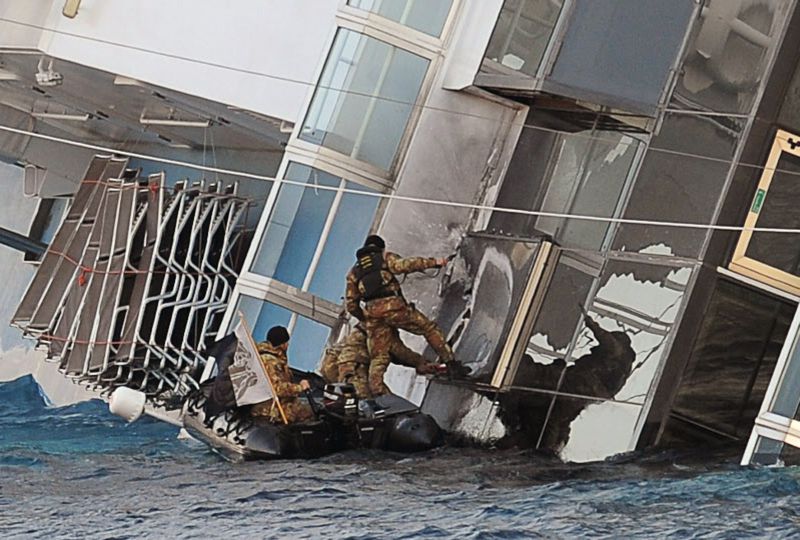 Equipes de resgate colocam explosivos no lado imerso do navio Costa Concordia, que naufragou na Itália | AFP PHOTO / ANDREAS SOLARO
