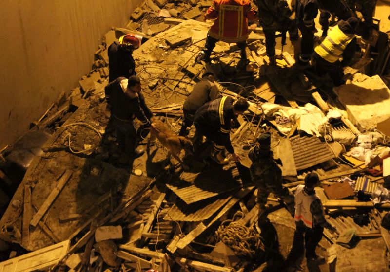 Bombeiros libaneses buscam vítimas de prédio que desabou em Beirute, no domingo à noite | AFP PHOTO/ANWAR AMRO