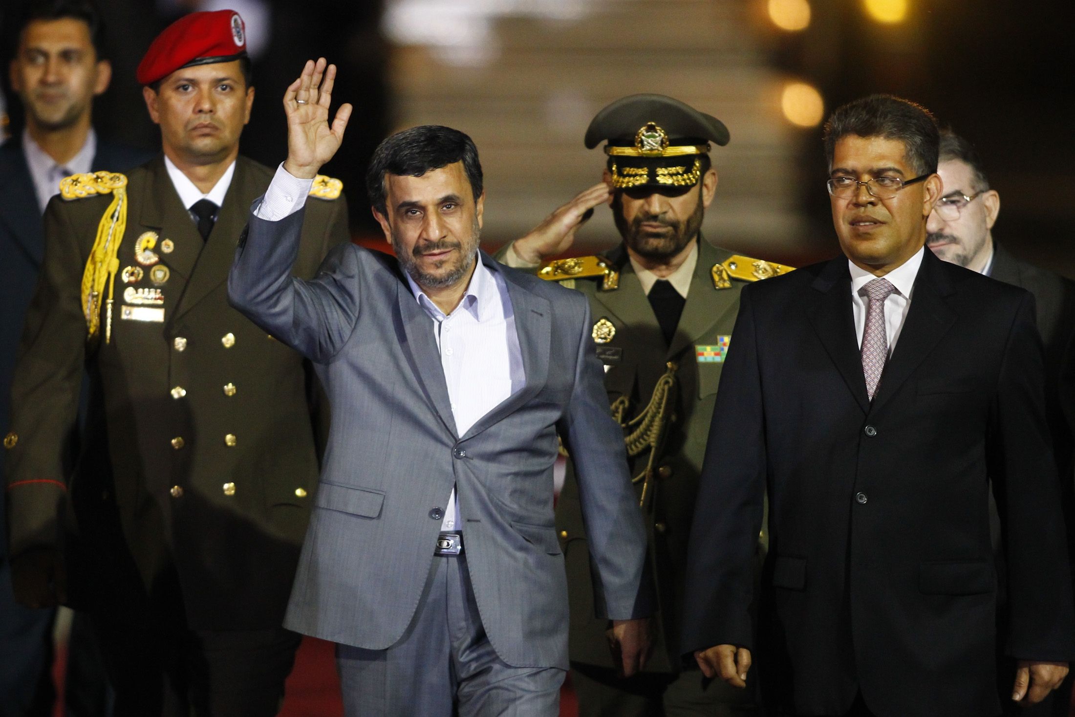 Presidente iraniano Mahmoud Ahmadinejad chega em Caracas e acena para o público, acompanhado do vice-presidente da Venezuela Elias Jaua (à direita) | REUTERS/Carlos Garcia Rawlins