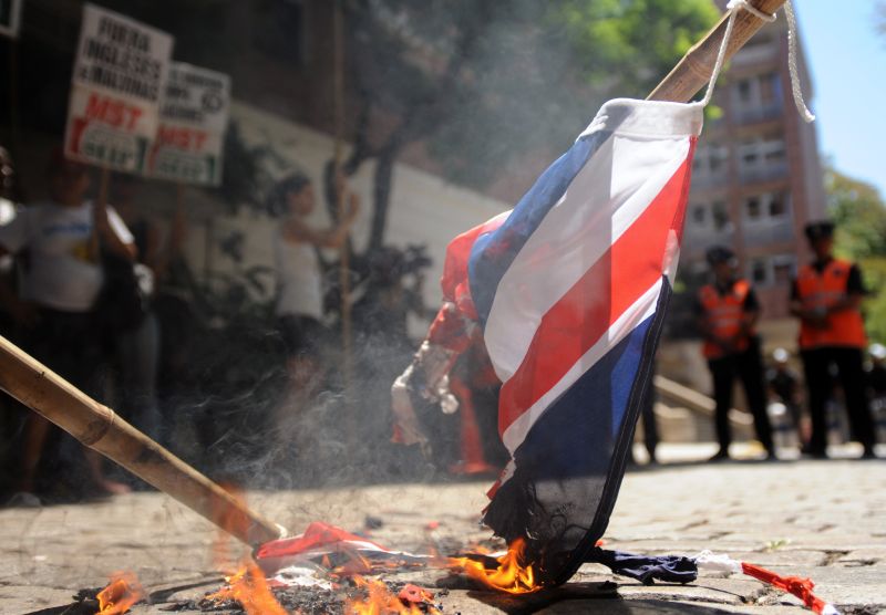 Manifestantes argentinos queimam bandeira do Reino Unido em frente à embaixada do país Buenos Aires | Sergio Goya/AFP