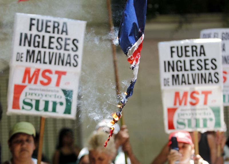 Ativistas queimam bandeira da Inglaterra em Buenos Aires em protesto ao comentário de David Cameron sobre as Ilhas Malvinas | REUTERS/Enrique Marcarian