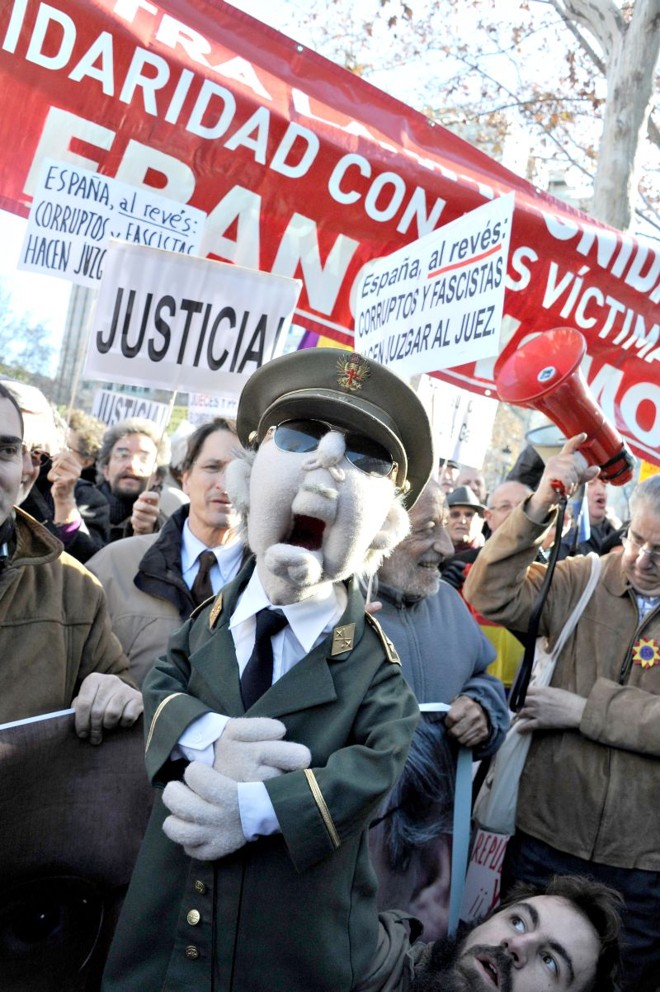 Manisfestantes brincam com boneco do ditador espanhol Francisco Franco durante protesto em favor do juiz Baltazar Garzón | Dominique Faget/AFP