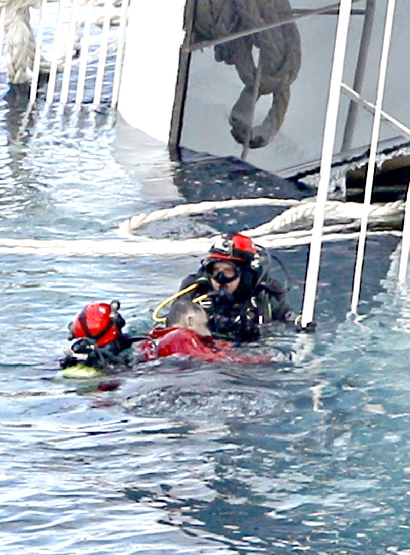 Mergulhadores resgatam um corpo no navio Costa Concordia, depois de usarem explosivos para chegar a áreas de difícil acesso na embarcação | Max Rossi/Reuters