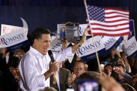 O pré-candidato republicano Mitt Romney fala com eleitores durante campanha na Carolina do Sul, 20 de janeiro. Romney terá que superar Newt Gingrich nas prévias | Reuters