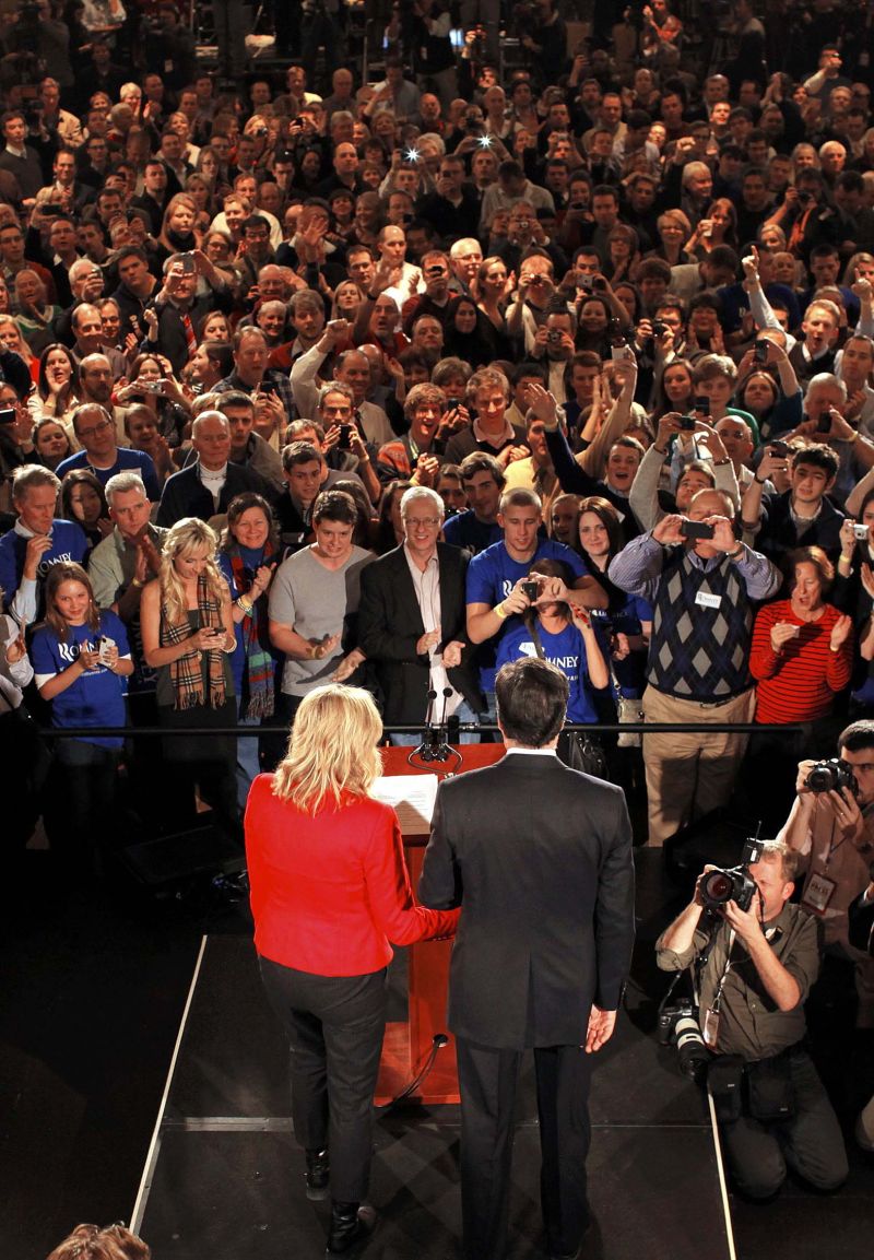 Pré-candidato Mitt Romney fala para eleitores na noite do caucus realizado em Iowa, na última terça-feira | Brian Snyder / Reuters