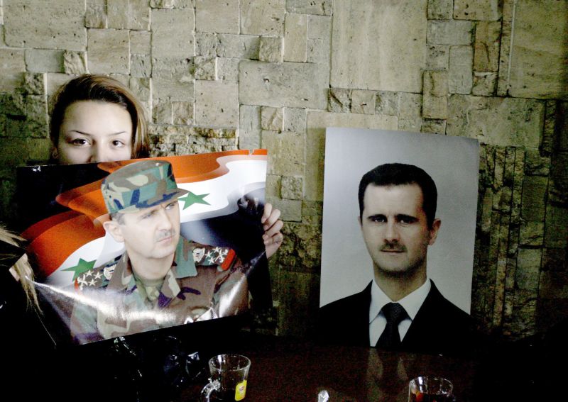 Simpatizante de Bashar Assad segura cartaz com imagem do presidente sírio, que falou ontem em rede nacional de tevê pela primeira vez em seis meses | Joseph Eid/AFP