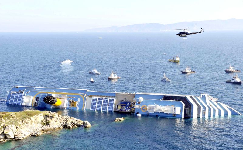O Costa Concordia realizava um cruzeiro pelo Mediterrâneo quando encalhou e começou a afundar perto da ilha de Giglio | Reuters